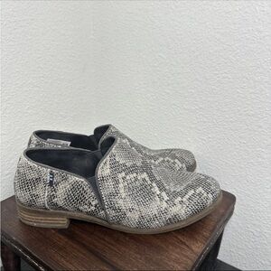 Toms Gray and Tan Flats Sleek Slip-On Loafers